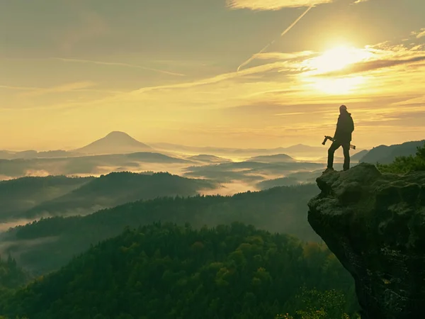 Fotógrafo em Cliff. Fotógrafo da natureza tira fotos com câmera de espelho no pico da rocha . — Fotografia de Stock