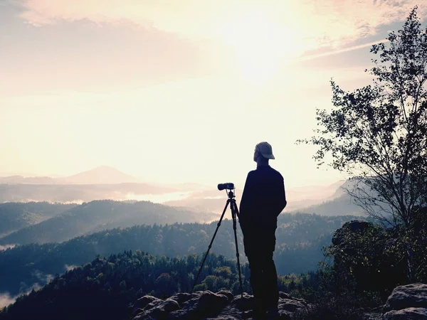 自然写真家はサミットと思考に三脚に宿泊します。丘陵の霧の風景 — ストック写真