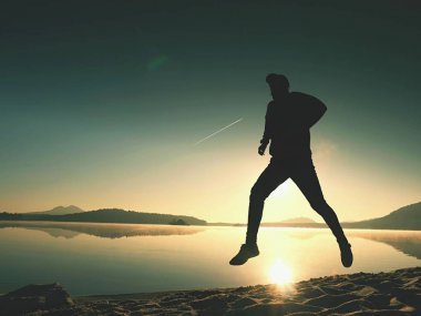 Adam güneş gözlüğü, Kırmızı beysbol şapkası ve siyah spor giyim çalışan ve kumsalda egzersiz kırmızı.