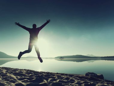 Adam güneş gözlüğü, Kırmızı beysbol şapkası ve siyah spor giyim çalışan ve kumsalda egzersiz kırmızı.