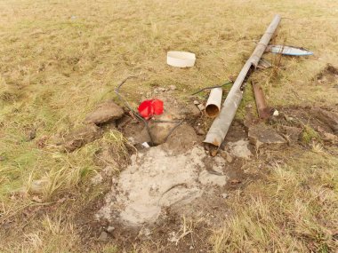 Araba kazasından sonra sokak lambası kırık. Sabah kaygan asfalt yol ile dondurma.