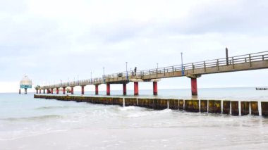 Seebruecke, seabridge veya iskele, Baltık Denizi tipik sahil cazibe. Rügen Adası, Almanya