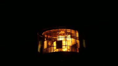 Deniz feneri lamba dönüm ayrıntı. Ayrıntı Fresnel lens. Güçlü uyarı ışığı ile aydınlatılan kulesi. Karanlık gece ile eski deniz feneri shinning. Prerow, Almanya deniz feneri