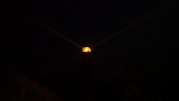 輝く灯台ランプ フレネル レンズは ガラスのリングから作られました セレクティブ フォーカス クローズ アップ夜映像 — ストック動画