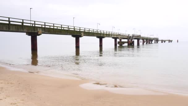 Östersjön Bro Släta Havet Sun Dolda Dimmiga Horisonten Refletion Vatten — Stockvideo