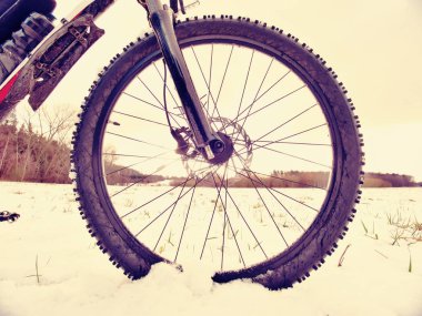 Kışın kar mountine Bisiklete binmek. Aşırı hava, kaygan yol alanında, Görünümü Kapat