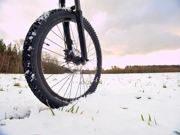 Ciclista em Mountain Bike na Snowy Hill. Paisagem coberta com neve fresca . — Fotografia de Stock