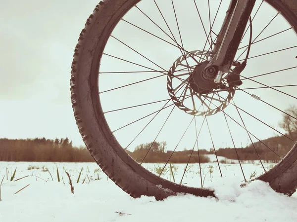 Framhjulet av mountainbike medan snow Rider. — Stockfoto