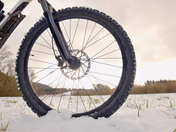 Rueda delantera de bicicleta de montaña mientras monta en la nieve . — Foto de Stock