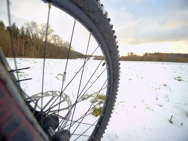 Vinter mtb ridning i snöigt land. Låg fotled Visa till hjulet med snö mud däck. — Stockfoto