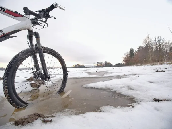 Велосипед MTB отдыхает в капризной луже. Концепция приключений и мотивация — стоковое фото