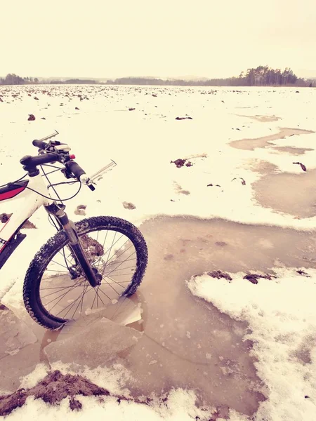 Mudd ve su damla Bisiklet lastik üzerinde. Kış bedava karlı manzara içinde. düşük sıcaklık — Stok fotoğraf