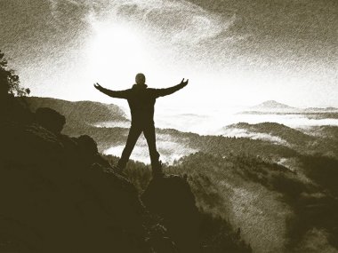 Llithographic tekniği. Turist doğada. Dağın tepesinde duran uzun yürüyüşe çıkan kimse 