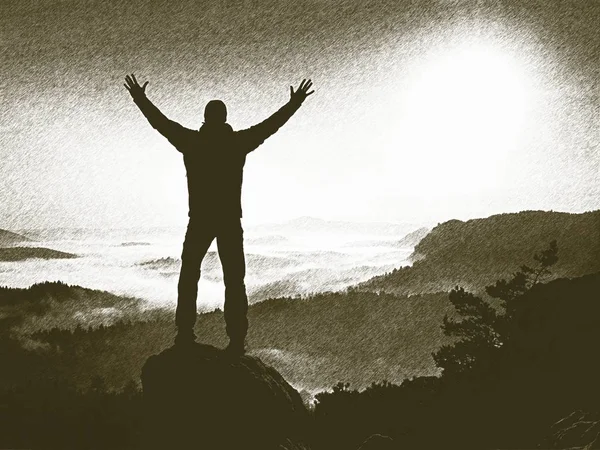 Llithographic τεχνική. Τουρίστας στην φύση. Πεζοπόρος που στέκεται στην κορυφή του βουνού — Φωτογραφία Αρχείου