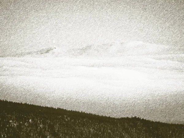 Ллитографическая техника. Мечтательный холмистый пейзаж, затерянный в густом тумане. Утро пятницы — стоковое фото