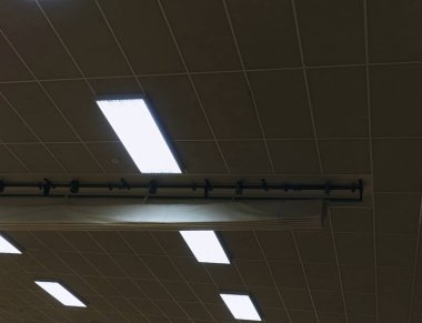 Endüstriyel aydınlatma paneli Merkür deşarj tüpleri. Rahat ışık aydınlatma sistemi 