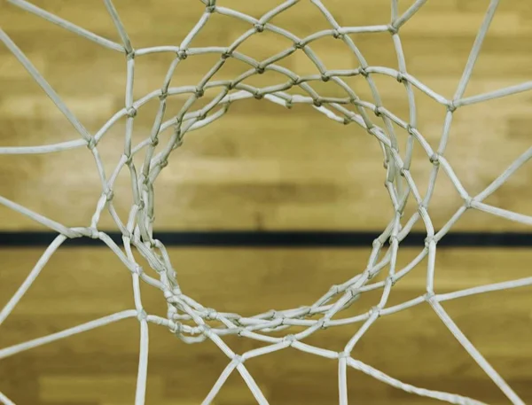 Pohled z nahoru přes basketbalový koš, školní sportovní dřevěné desky na dně — Stock fotografie