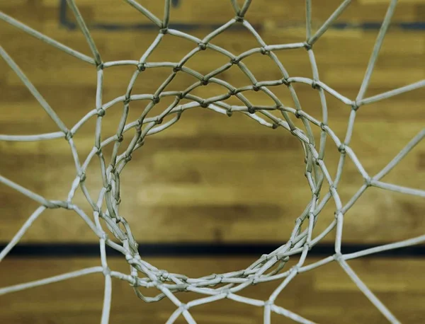 Tittar genom basketkorg, spela fith Dof. Basketkorg i sporthallen. — Stockfoto