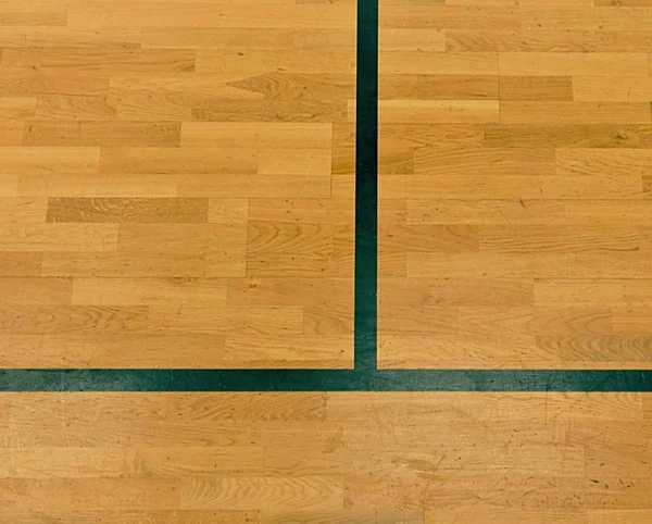 Schwarze Linien auf dem Schulhof. Abgenutzter Holzboden der Sporthalle mit Linien — Stockfoto