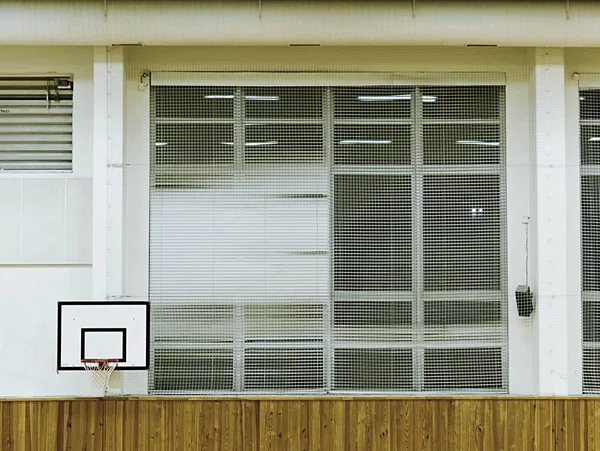 Basket cerceau de balle dans le terrain de basket vide, salle de portage — Photo