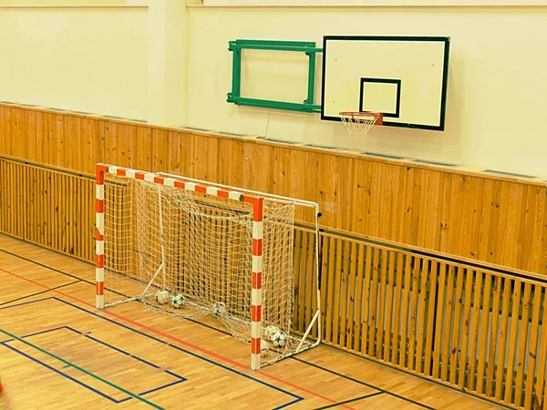 Coș de coș cerc în teren gol de baschet, sala de sport — Fotografie, imagine de stoc