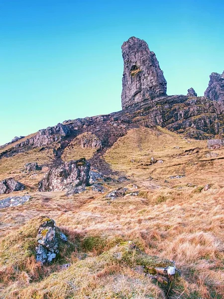 Cerca v lado iew a Old Man of Storr, Isla de Skye, Escocia. Mañana fría de invierno — Foto de Stock