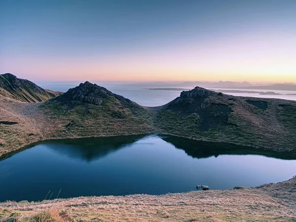 Μικρή λίμνη, στα βουνά και των Highlands της Σκωτίας. Γραφικό τοπίο — Φωτογραφία Αρχείου