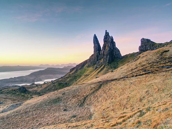 Le vieil homme de Storr est l'une des merveilles les plus photographiées au monde . — Photo