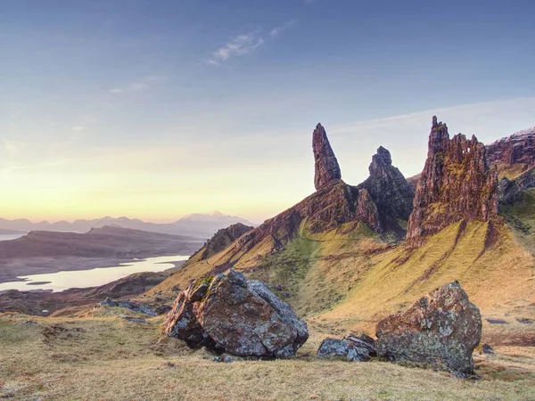 Vue célèbre sur le vieil homme de Storr en Écosse. roches exposées populaires — Photo