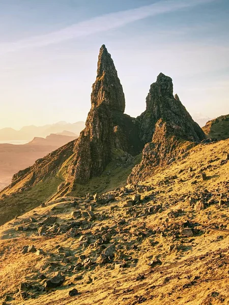 Famosa vista sobre Old Man of Storr en Escocia. Rocas expuestas populares — Foto de Stock