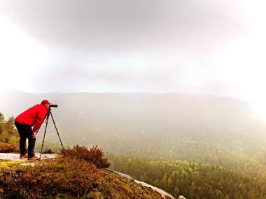 Sanatçı ile tripod Zirvesi üzerinde kalmak ve sonbahar coutryside çekiyor. Puslu manzara