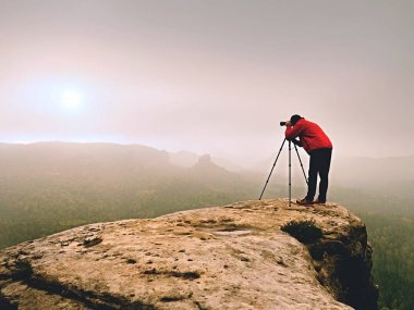 Sanatçı ile tripod Zirvesi üzerinde kalmak ve sonbahar coutryside çekiyor. Puslu manzara