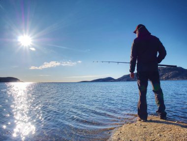 Balıkçı siluet satır balıkçılık ve yem çubuk üzerinde iterek günbatımı balıkçı Check