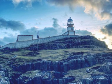 Neist noktası dünyanın sonu deniz feneri. Köpüklü deniz cliff karşı grev.