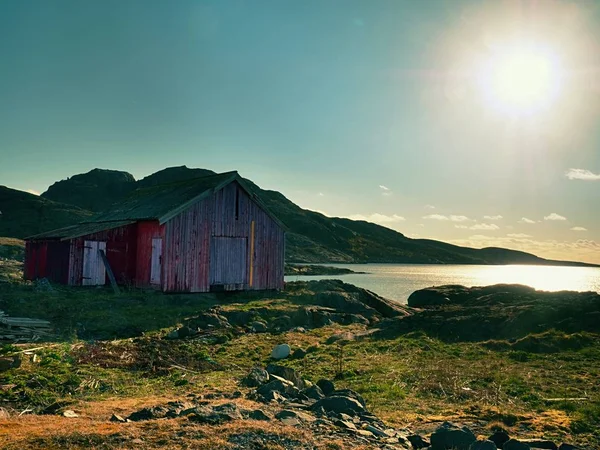Norweskim wybrzeżu krajobraz z typowego domu czerwony. Czerwony dom drewniany nad morzem — Zdjęcie stockowe
