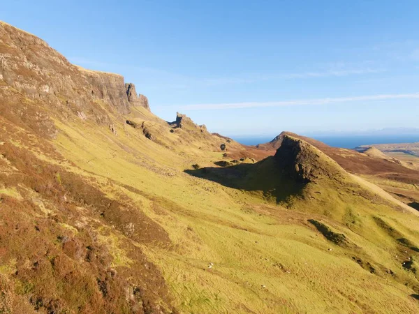Couleurs hivernales du paysage vallonné sur l'île de Skye en Écosse. Belle gamme Quiraing — Photo