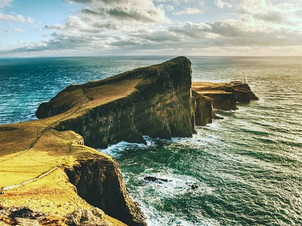 Berömda titt på fyren på klippan Neist Point, klippiga kusten på Isle of Skye — Stockfoto