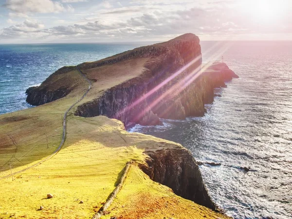 Berömda titt på fyren på klippan Neist Point, klippiga kusten på Isle of Skye — Stockfoto