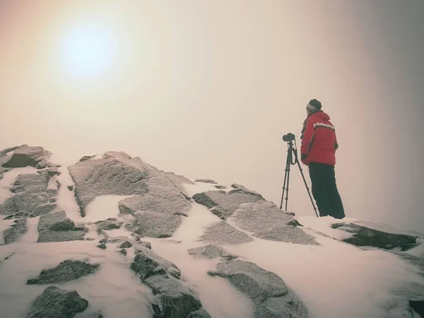 Adam photographying vahşi kış doğanın tadını çıkarın. Doğa fotoğrafçısı vizör arıyorum — Stok fotoğraf
