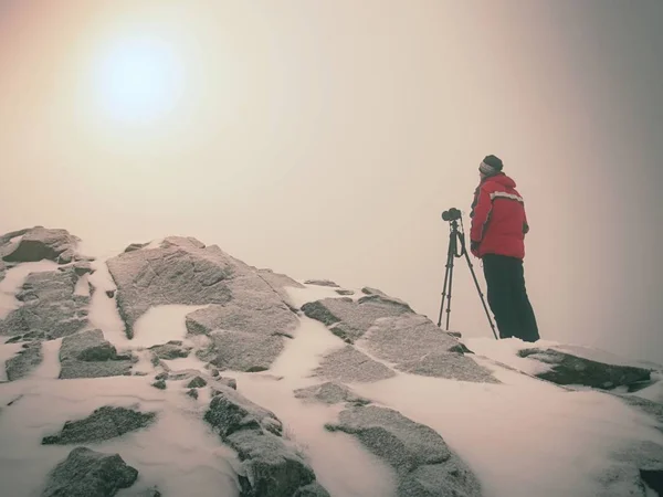 Der Mensch fotografiert gern in der wilden Winternatur. Naturfotograf blickt in Sucher — Stockfoto