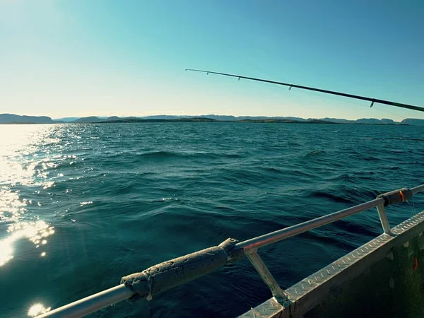 Köpüklü su yüzey ve hareketli balık oltası — Stok fotoğraf