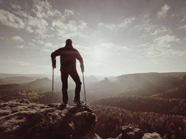 Engelli adam kenarında ön kol koltuk değneği ile. Sargı koltuk değneği ile bacak zarar