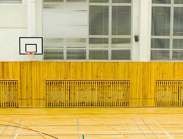 Basket ball hoop na parede. O salão desportivo da escola — Fotografia de Stock