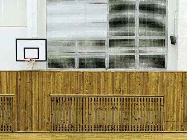 Interior gym sekolah dengan dinding ditutupi oleh jaring pengaman. Aula besar dengan papan basket — Stok Foto