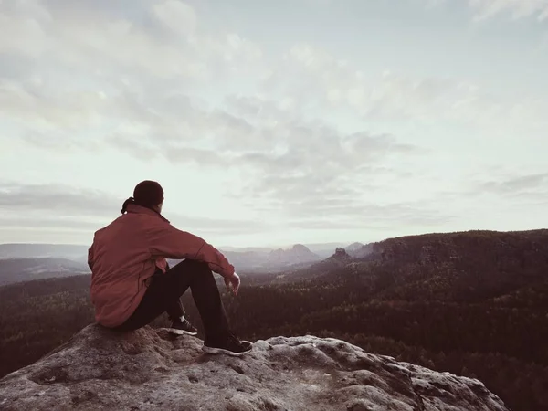 Tek Başına Kayalıklarda Oturan Koyu Kırmızı Açık Elbiseler Uzun Yürüyüşe — Stok fotoğraf