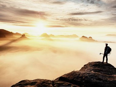 Kayalık tepe ve derin puslu Vadisi feryat izlerken sportif sırt çantası ile yorgun fiyatı.