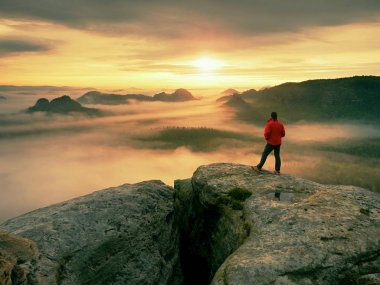 Uzun yürüyüşe çıkan kimse üzerinde ağır bulutlar şaşırtıcı görünümü keyfini çıkarın. Vadi üzerinde kayalık tepe.