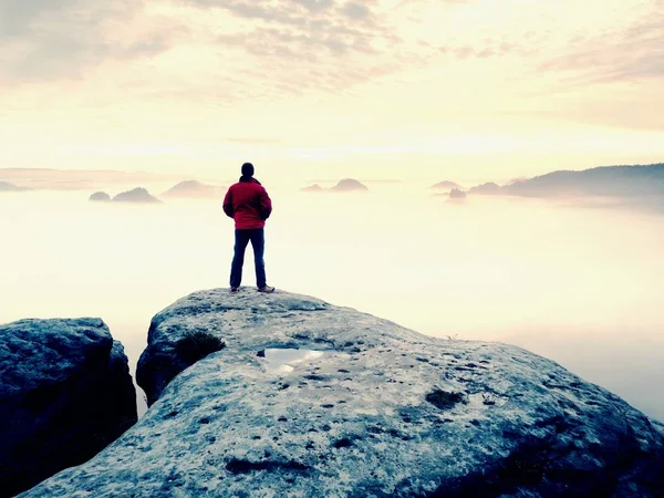 L'uomo sta su una roccia sopra le nuvole. L'uomo sulla montagna. — Foto Stock