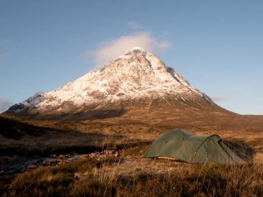 Yeşil çadır ve karlı dağ tepe. Higland bir harika güneşli kış günü İskoçya'da. 