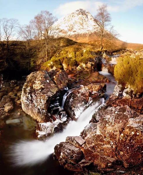 Snowy mountains and clear river. Higland in Scotland an sunny spring day. — Stock Photo, Image